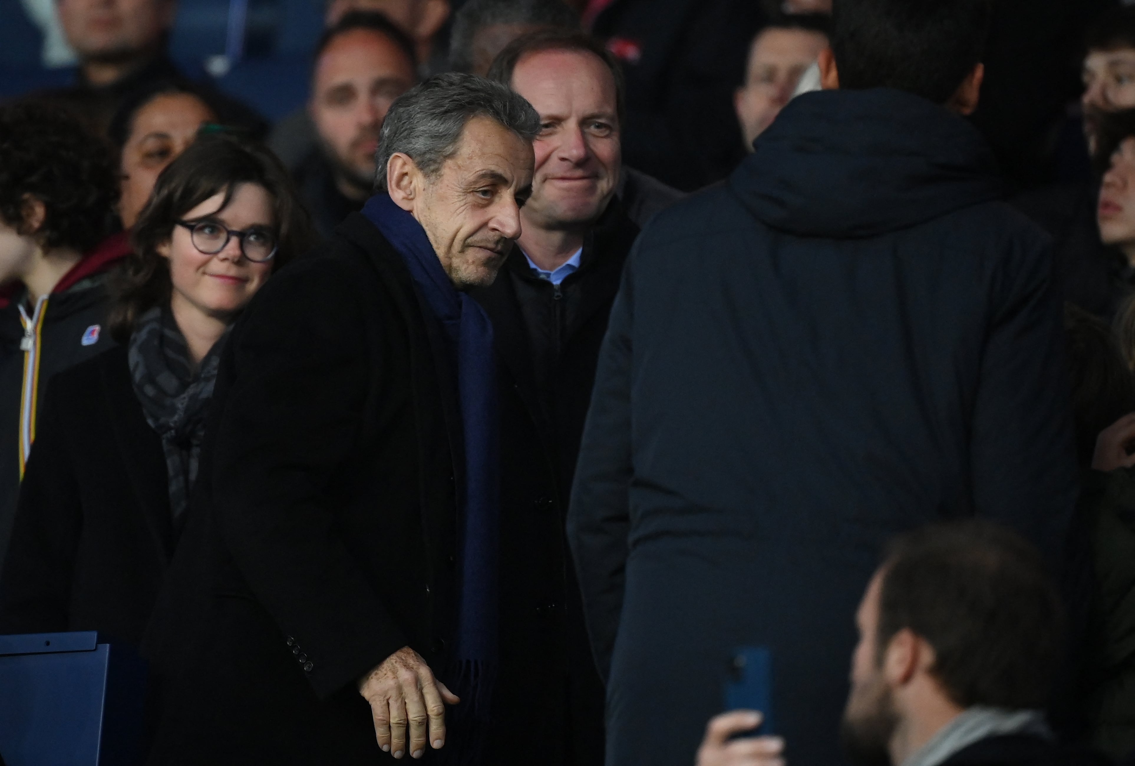 El expresidente francés Nicolas Sarkozy (centro, izquierda) y el director general del Tour de Francia, Christian Prudhomme (centro), asisten al partido de fútbol de la L1 francesa entre Paris Saint-Germain (PSG) y Lens (RCL) en el Parc des Princes de París. , el 15 de abril de 2023