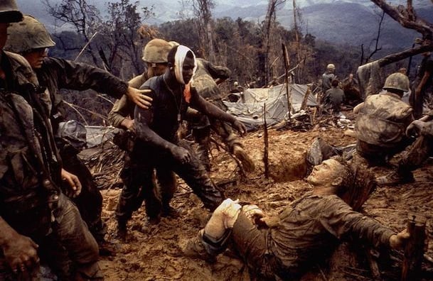 El sargento de artillería de los marines Jeremiah Purdie se gira instintivamente hacia un compañero herido. (Foto de Larry Burrows).