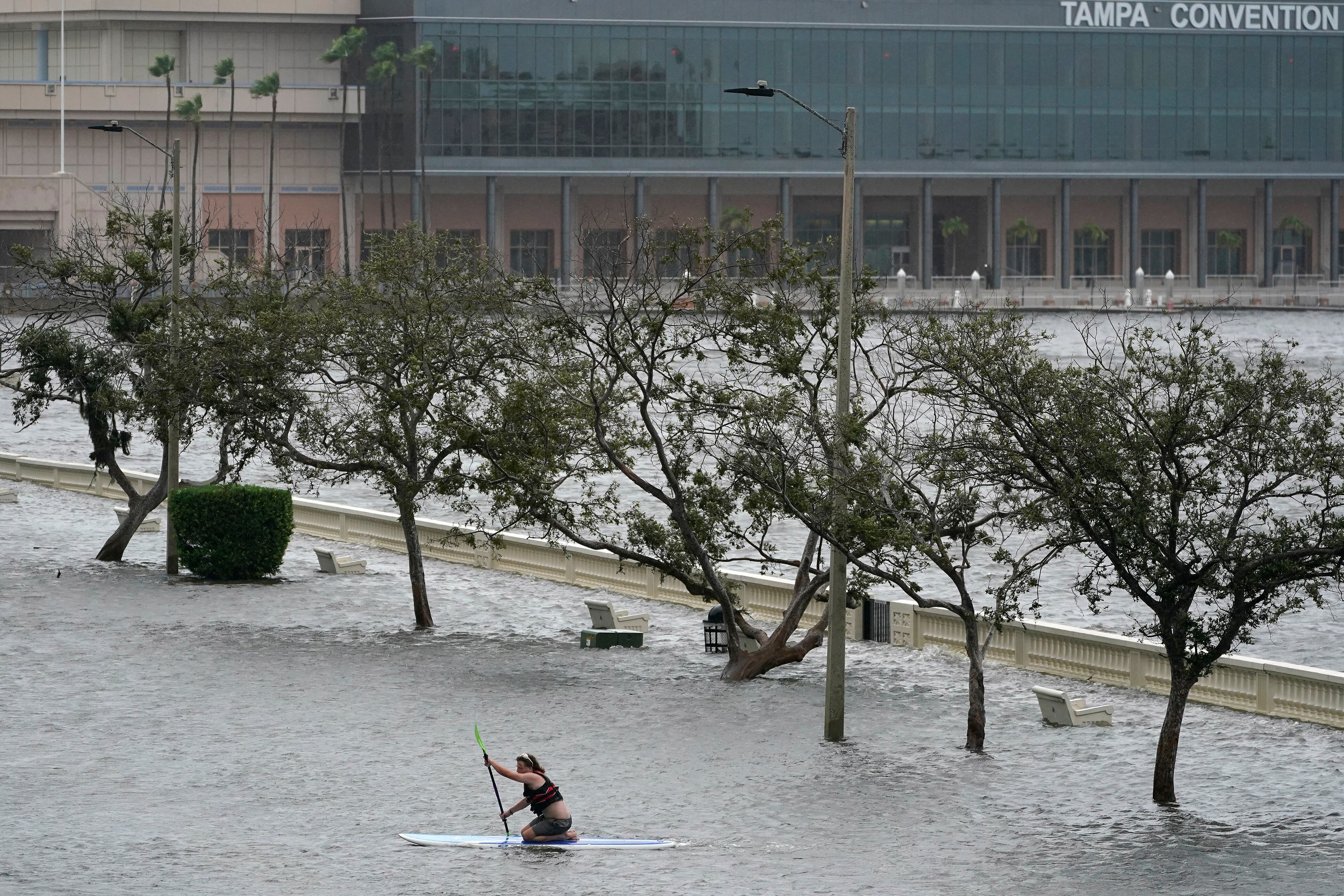 Zeke Pierce monta su tabla de remo en medio de un Bayshore Blvd inundado en el centro de Tampa, Florida, el miércoles 30 de agosto de 2023. El huracán Idalia se dirigió hacia la región de Big Bend de Florida el miércoles por la mañana, amenazando con marejadas ciclónicas mortales y vientos destructivos en un área no acostumbrada a tales golpes.