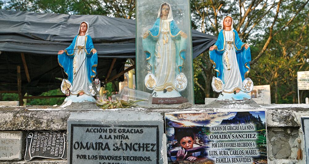 Monseñor Luis Henao confirmó a este medio que la tumba de Omaira es un lugar de peregrinación, los puentes festivos hay romerías y un fin de semana normal llegan hasta 3.000 personas, pero ninguna se acerca a la diócesis del Líbano a soportarle con documentos los milagros. 