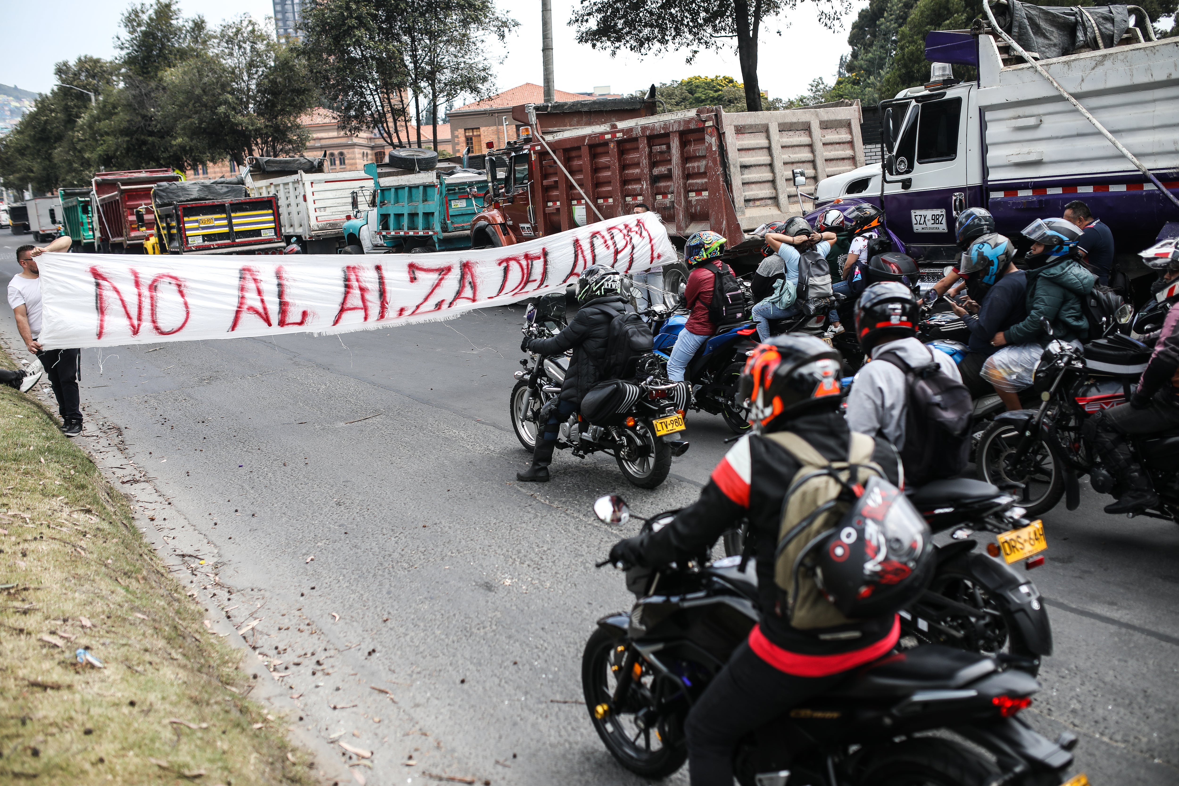 Paro de transportes y camiones en Cra 7 con Calle 170