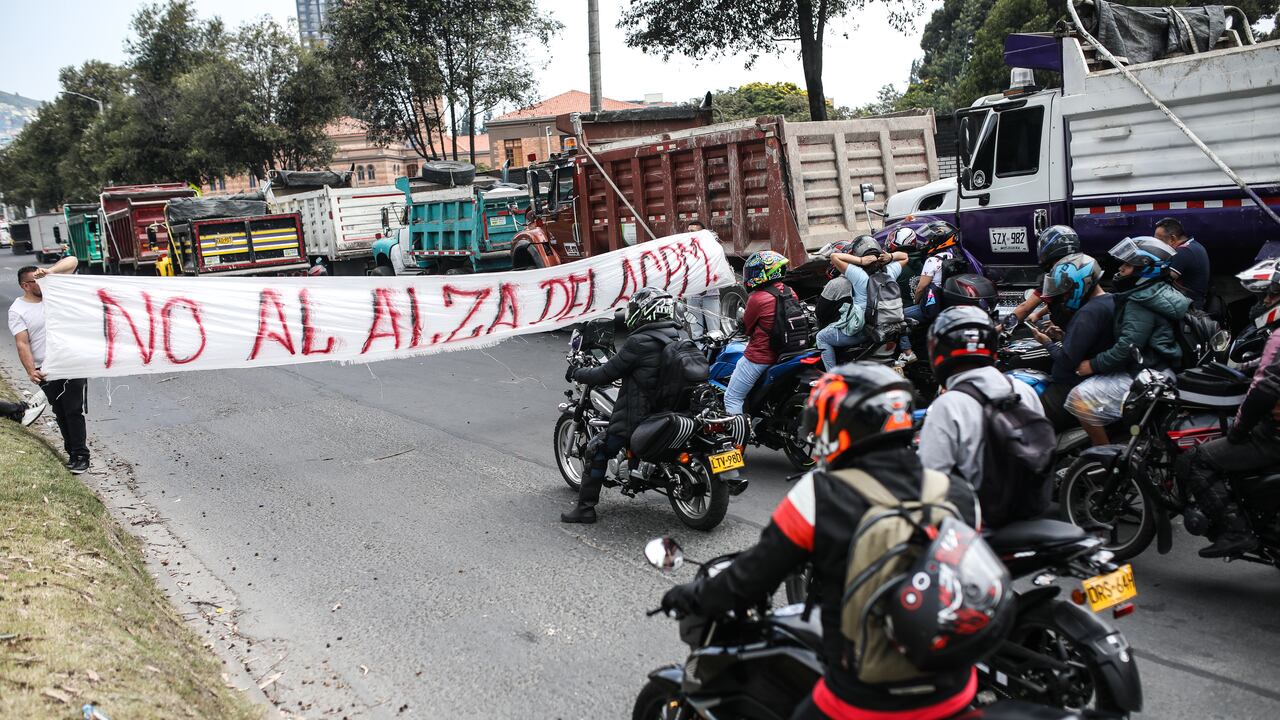 Paro de transportes y camiones en Cra 7 con Calle 170
