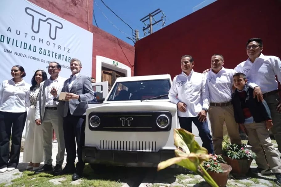 El TT01 es un vehículo eléctrico mexicano que combina paneles solares con un sistema auxiliar a nafta para ampliar su autonomía en trayectos urbanos.