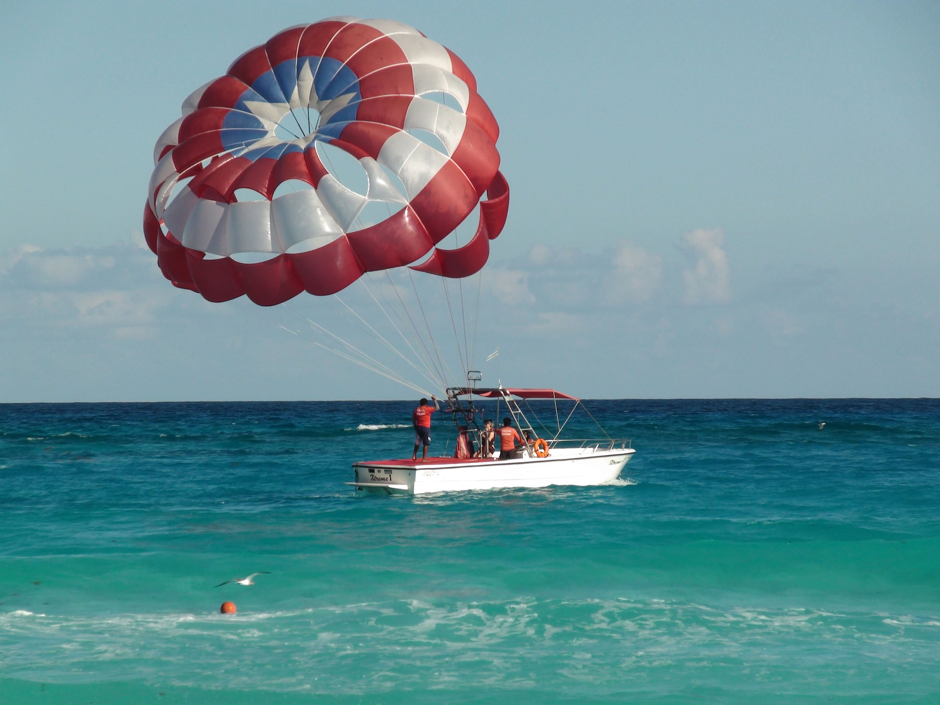 Gente preparándose para practicar parasailing recreativo