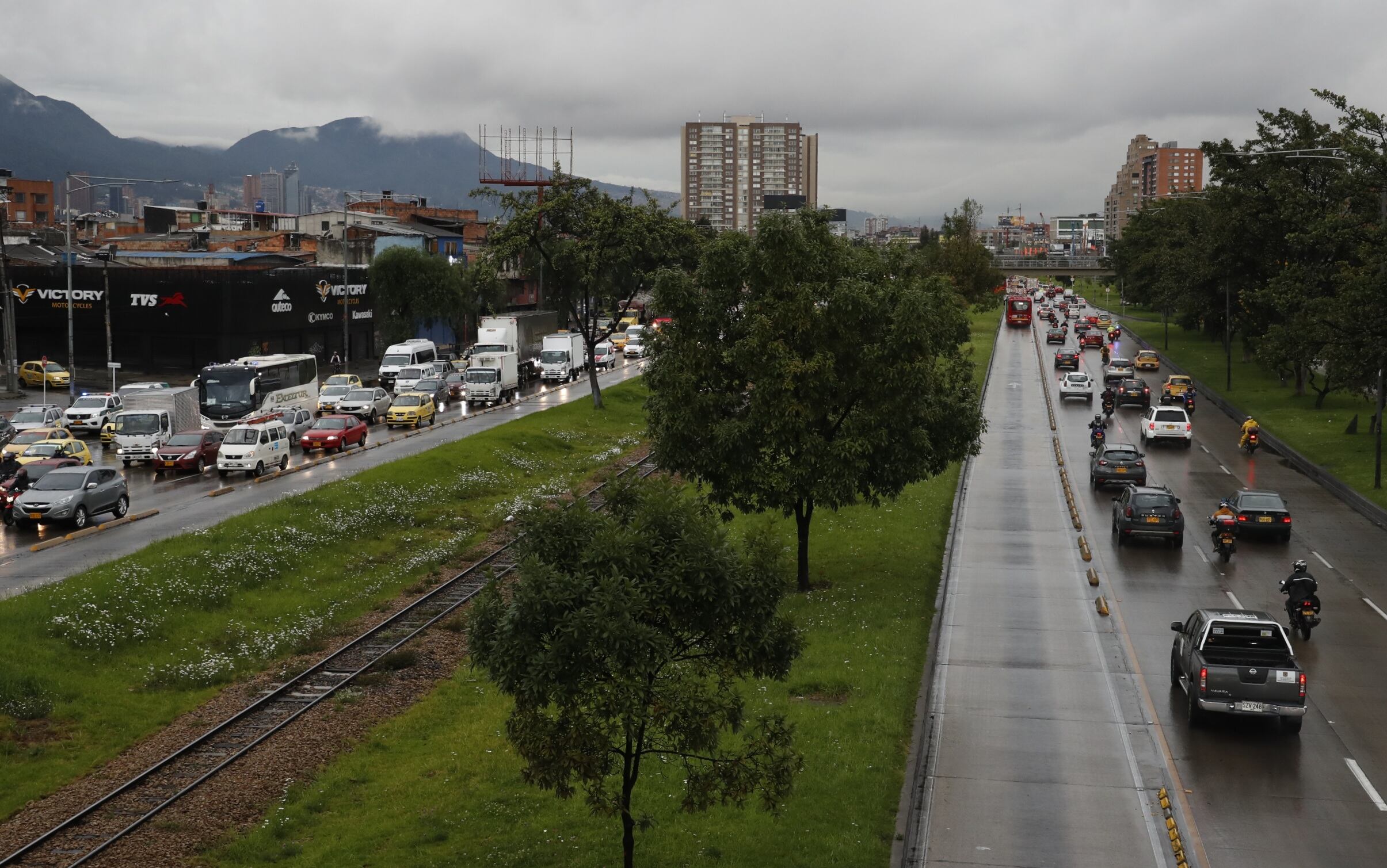 Puesto de control de policía en la Nqs por el cumplimiento de la cuarentena en Bogotá 
Coronel Jairo Vaquero Puentes, comandante operativo de la policía metropolitana de Bogotá.