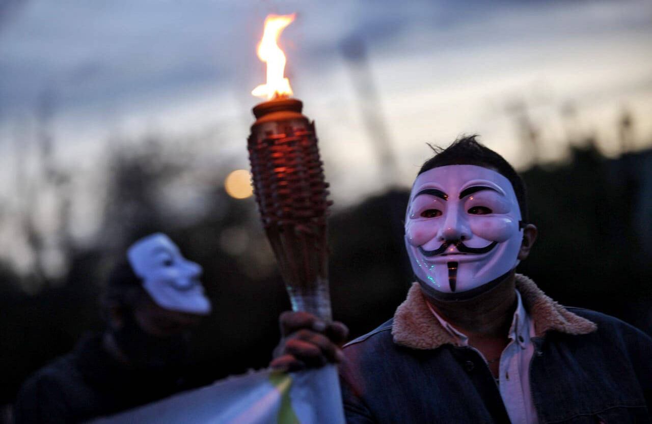 Hombre usando máscara durante marchas en Bogotá en cuarentena