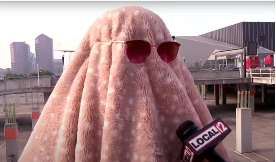 La mujer se disfrazó como fantasma para poder asistir al concierto de Tylor Swift. Foto: Captura de pantalla Local 12.