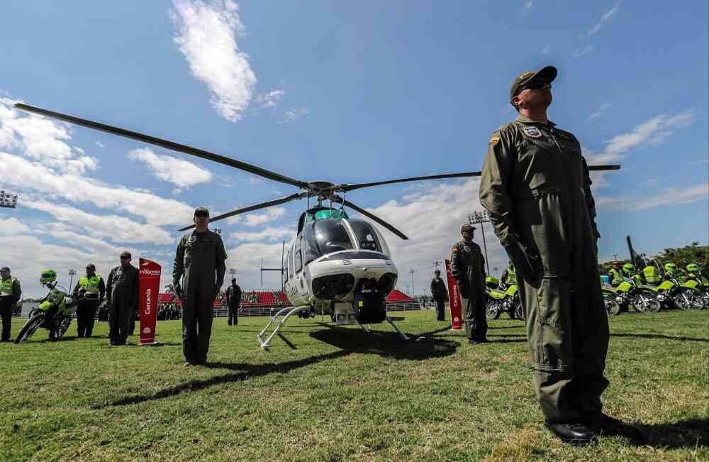 La tripulación del nuevo helicóptero de la Policía forma junto a la aeronave el miércoles 5 de julio de 2017, en Cali, durante el lanzamiento del aparato —un Bell 407 de fabricación estadounidense— que será utilizado en la lucha contra el crimen organizado, la delincuencia común y que contribuirá al mejoramiento de la seguridad pública y ciudadana. Foto: Carlos Julio Martínez / SEMANA