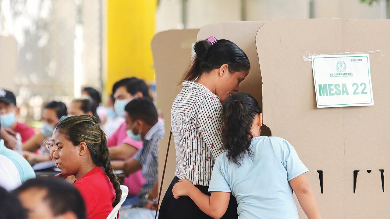 Este domingo 8 de marzo, los ciudadanos, con su voto, empezarán a definir su futuro inmediato. 