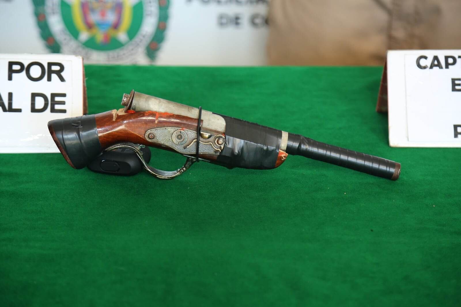 Rifle de fabricación artesanal que le fue incautado al detenido.