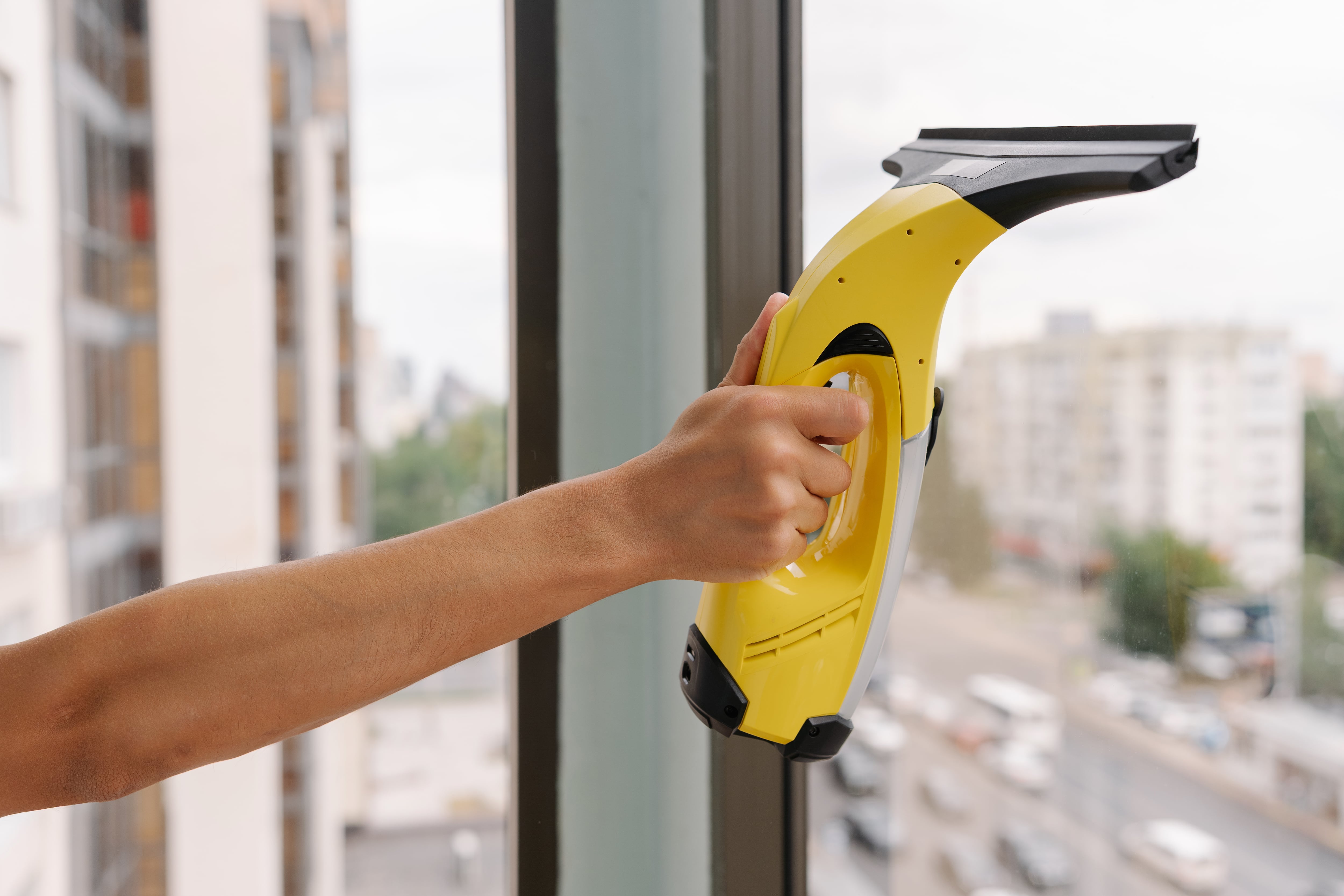 Las aspiradoras inalámbricas para ventanas buscan facilitar esta tarea.