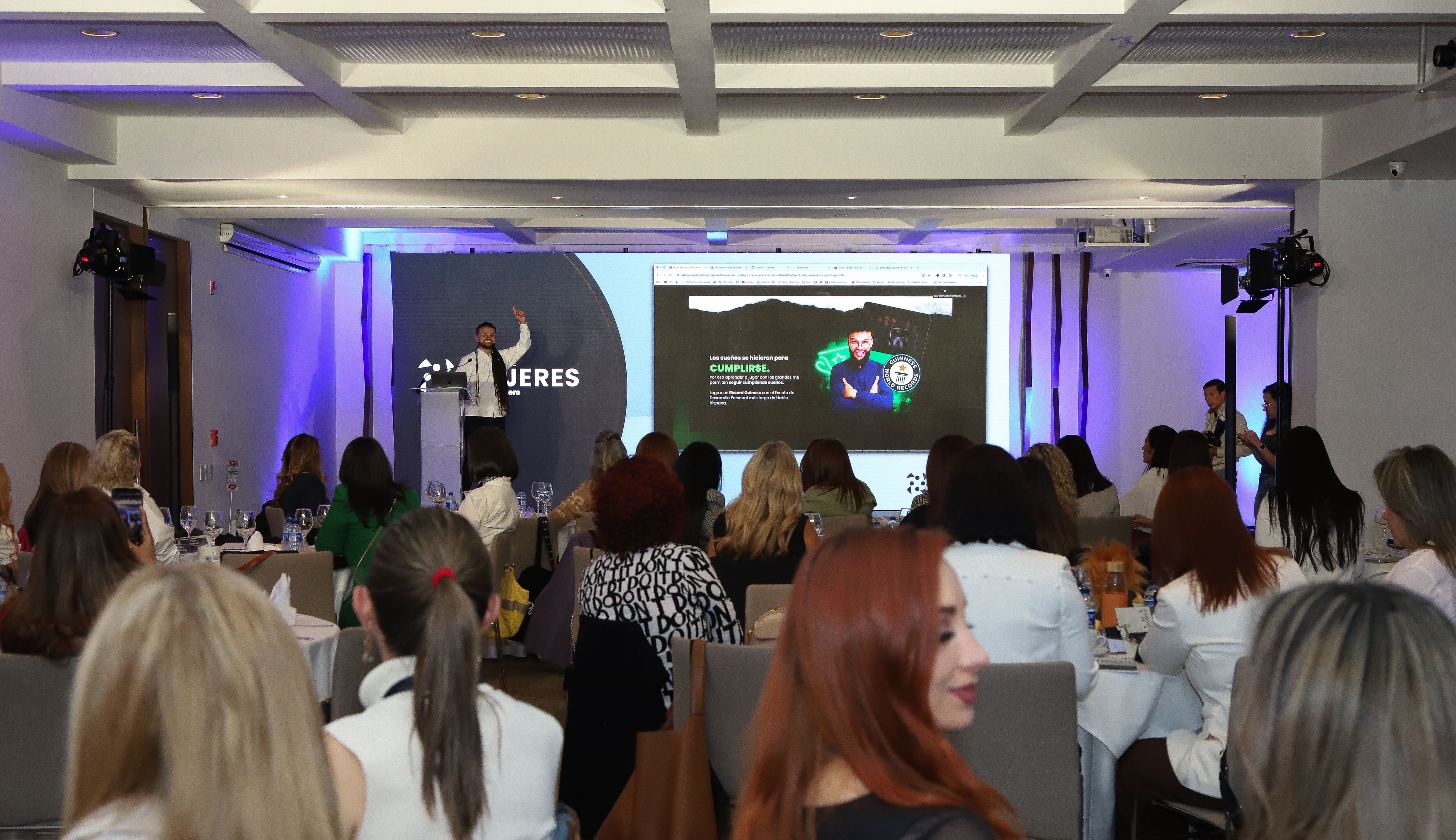 La IA ayuda a las empresas a tener un un equipo más rentable y menos quemado, afirma el estratega digital Jef Rivera.