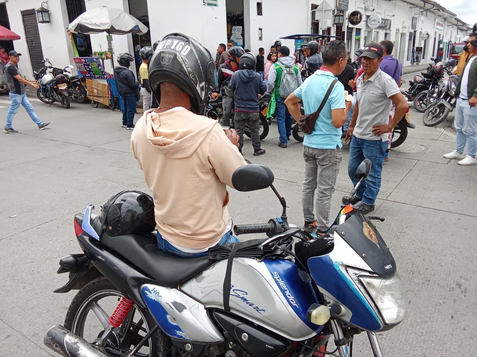 Varios mototaxistas protestan en Popayán contra la prohibición de parrillero en el sector histórico de la ciudad, así como en las horas de la noche y la madrugada, como lo ordenó la medida mediante un decreto que entró a operar desde el pasado 30 de noviembre.