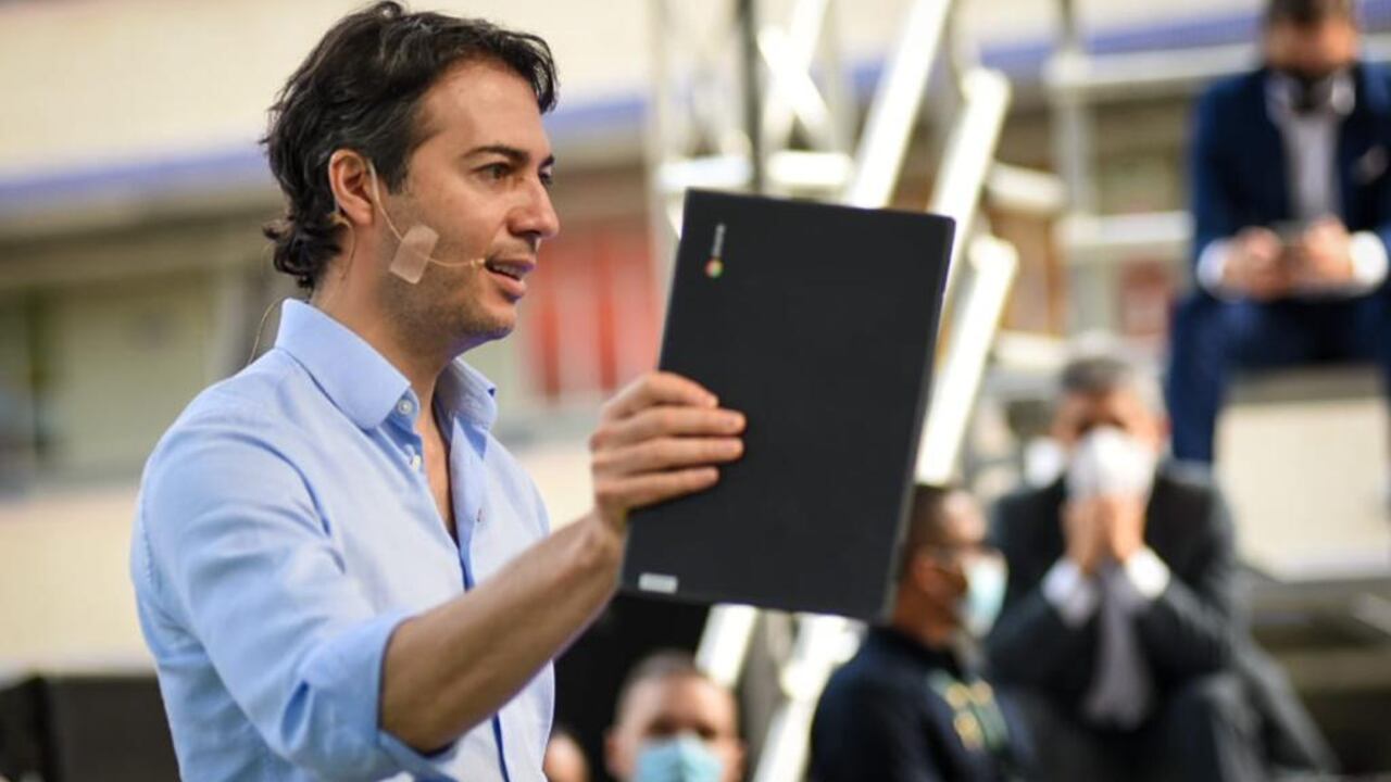 Entrega computadores Medellín