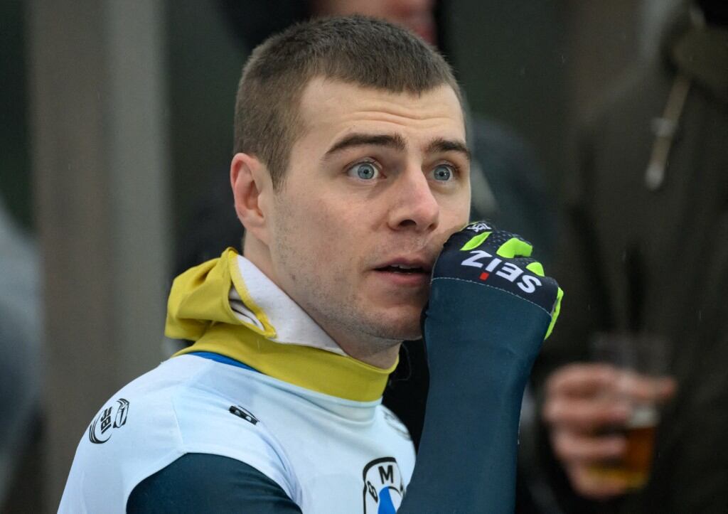 22 de febrero de 2024, Renania del Norte-Westfalia, Winterberg: Skeleton: Campeonato del Mundo, hombres, 2ª carrera. Vladislav Heraskevich, de Ucrania, reacciona al final