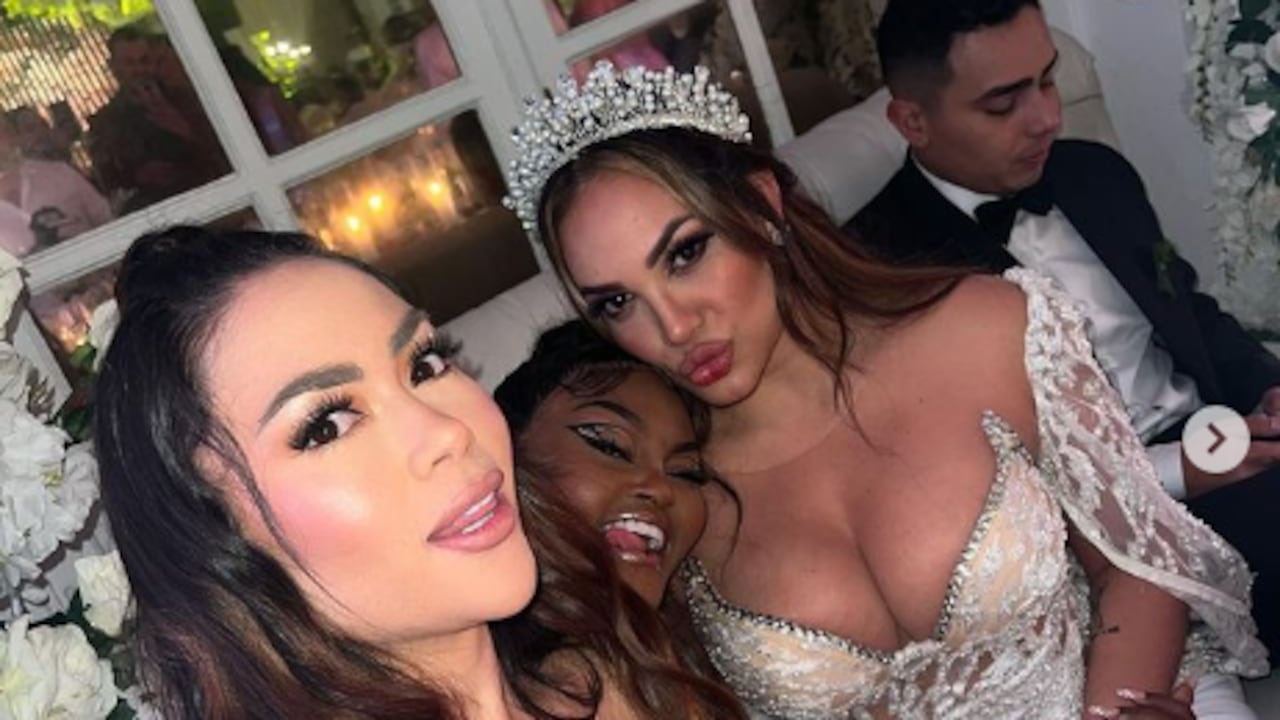 Epa Colombia en la boda de Andrea Valdiri.