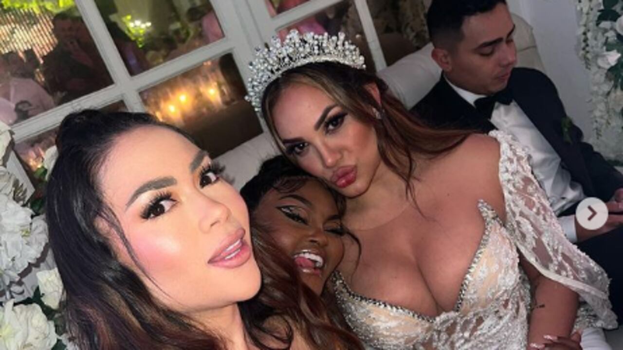 Epa Colombia en la boda de Andrea Valdiri.