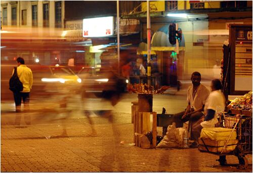La economía informal se beneficia en muchas ocasiones de la presencia de bares y discotecas.