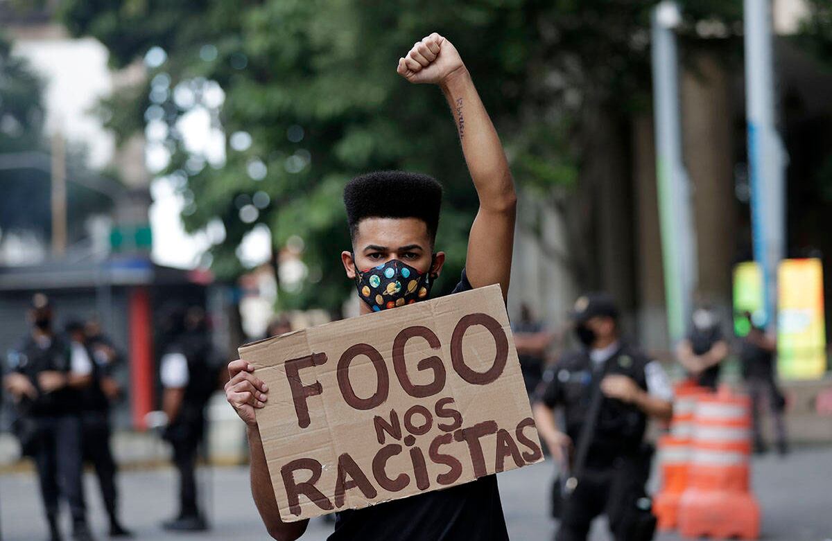 Un joven sostiene un cartel que dice en portugués "Quema racistas" durante una manifestación de Black Lives Matter en Río de Janeiro, Brasil, el domingo 7 de junio de 2020. Foto: AP / Silvia Izquierdo.