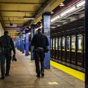 Se ve a policías de la policía de Nueva York en la estación de metro de Brooklyn, Nueva York, Estados Unidos