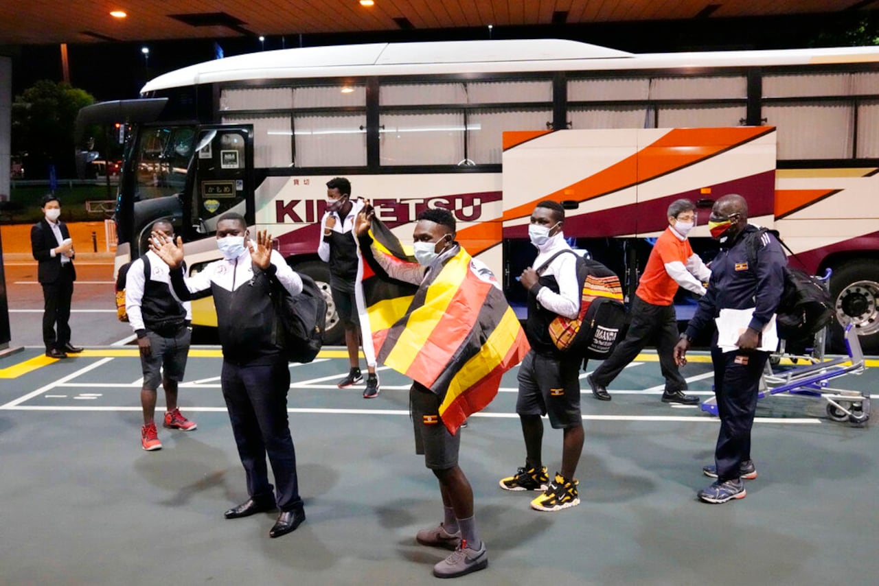 El sábado un entrenador dio positivo al descender del avión y el resto de la delegación fue puesta en aislamiento en su hotel por precaución.