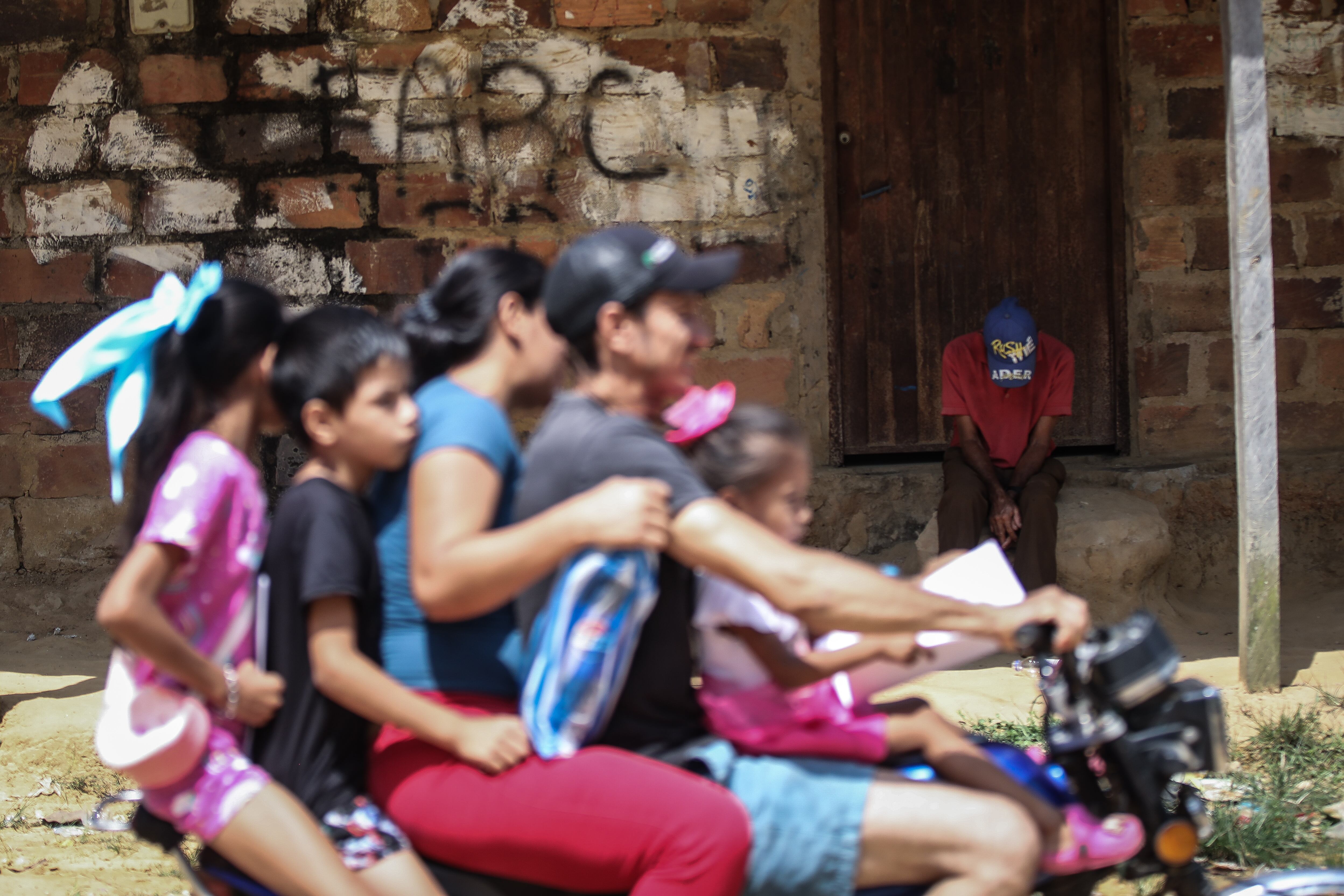Esteban Vega La-Rotta, ganador del premio Fasecolda 2025, con la fotografía "A todo riesgo" en Tibú.