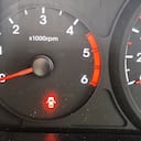 Esta señal luminosa advierte que alguna puerta, el maletero o el capó del carro podría no estar bien cerrado.