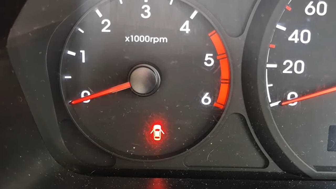 Esta señal luminosa advierte que alguna puerta, el maletero o el capó del carro podría no estar bien cerrado.