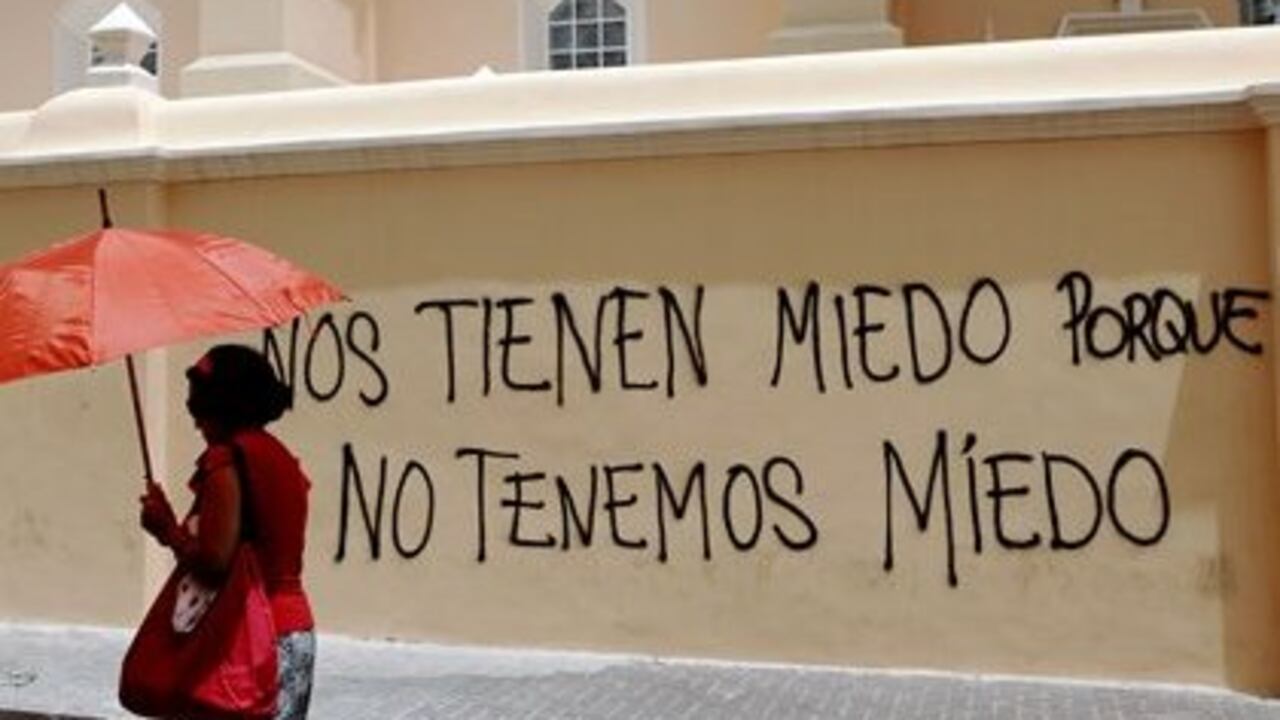 Habitantes de Tegucigalpa que apoyan al depuesto presidente de Honduras, Manuel Zelaya, escribieron grafitis en la Catedral de la capital hondureña.