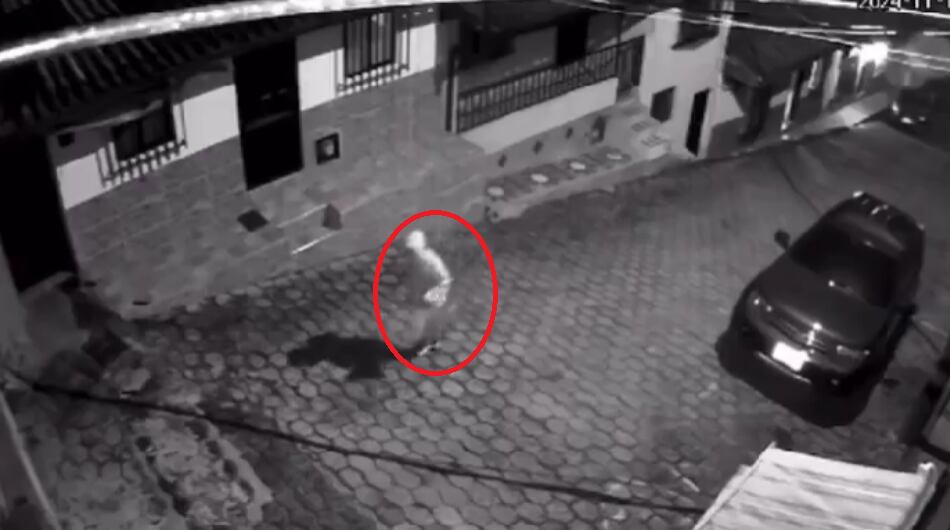 Momento exacto del atentado con explosivos contra la casa del alcalde de El Carmen de Atrato, Chocó.