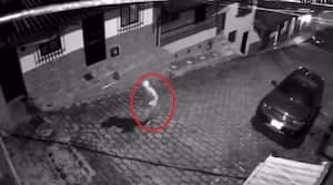 Momento exacto del atentado con explosivos contra la casa del alcalde de El Carmen de Atrato, Chocó.