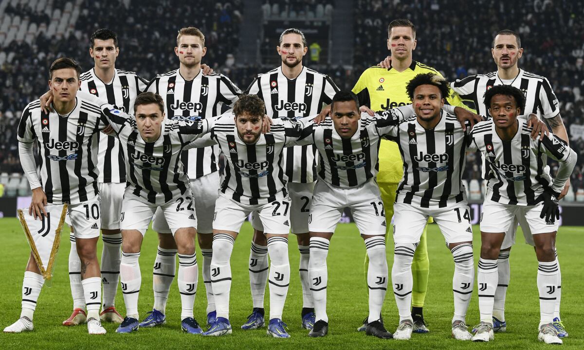 Los jugadores Juventus previo al partido contra Atalanta por la Serie A italiana, el sábado 27 de noviembre de 2021. (Fabio Ferrari/LaPresse vía AP)
