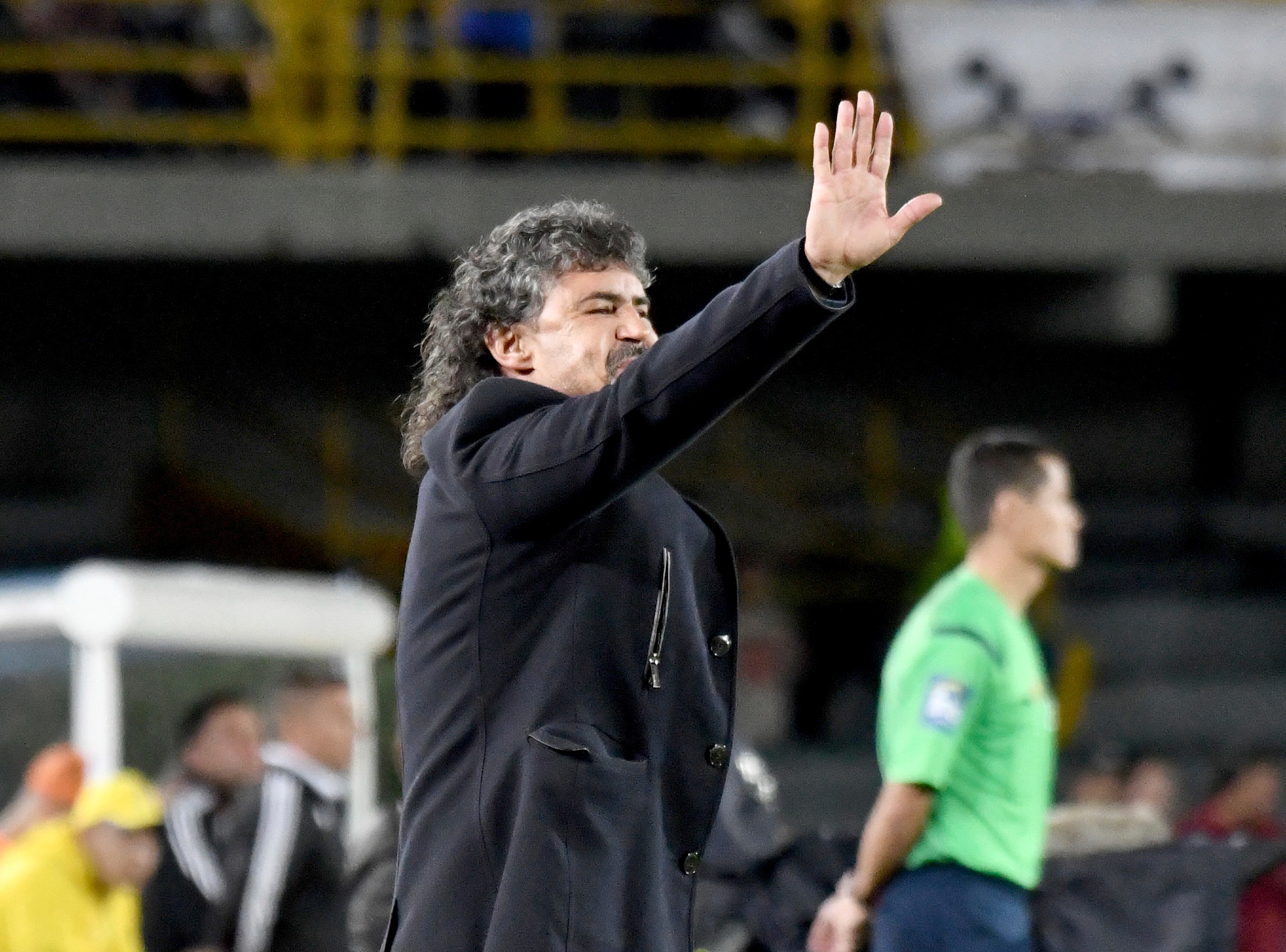 BOGOTA, COLOMBIA - NOVEMBER 20: Leonel Alvarez coach of Independiente Medellin gives instructions to his player during a match between Millonarios and Independiente Medellin as part of round 20 of Liga Aguila II 2016 at El Campin Stadium on November 20, 2016 in Bogota, Colombia. (Photo by Luis Ramirez/LatinContent via Getty Images)