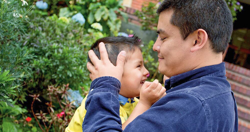   Esta es una foto de 2010. En ella, René Martínez celebra con su hijo cuando le dieron la libertad luego de la injusta detención. La primera de las tres veces que terminó en la cárcel.