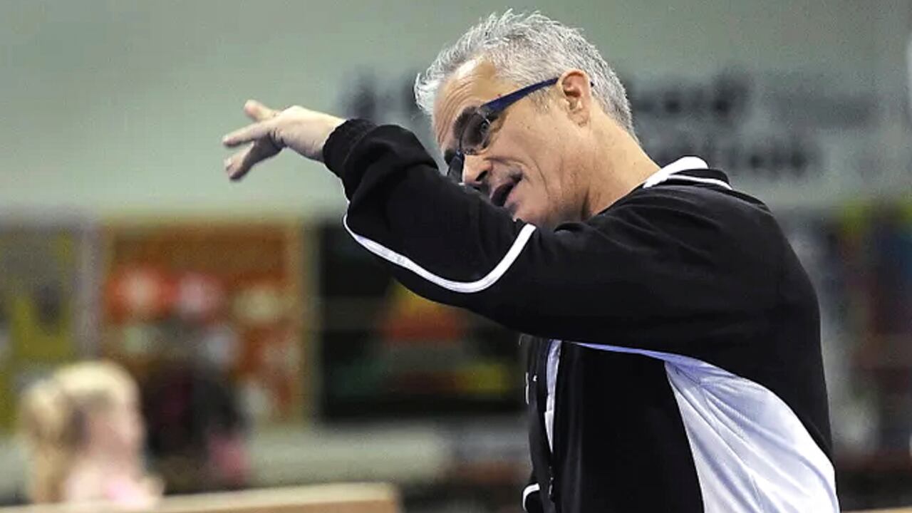 Exentrenador de gimnasia olímpica se suicida luego de ser acusado de tráfico de personas y agresión sexual.