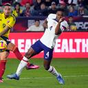 Cristian Arango rematando al arco en el partido ante Estados Unidos en California
