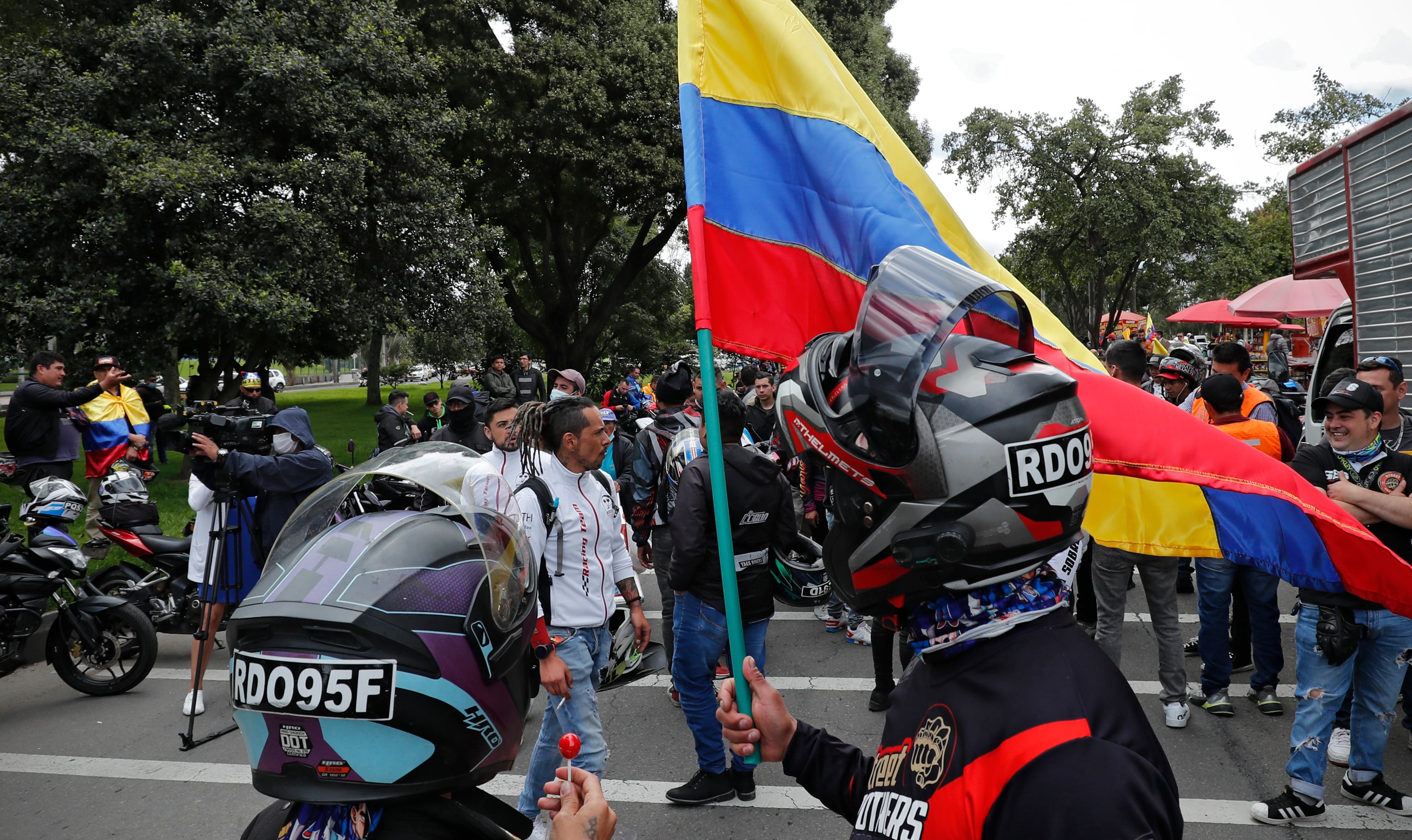 Motociclistas protestan en la capital debido a que la Alcaldía de Bogotá expidió el Decreto 270 de 2022, por medio del cual extiende la restricción del parrillero hombre en la ciudad hasta el próximo 31 de diciembre.
Julio 7 del 2022
Foto Guillermo Torres Reina / Semana