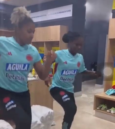 Linda Caicedo bailando en el camerino