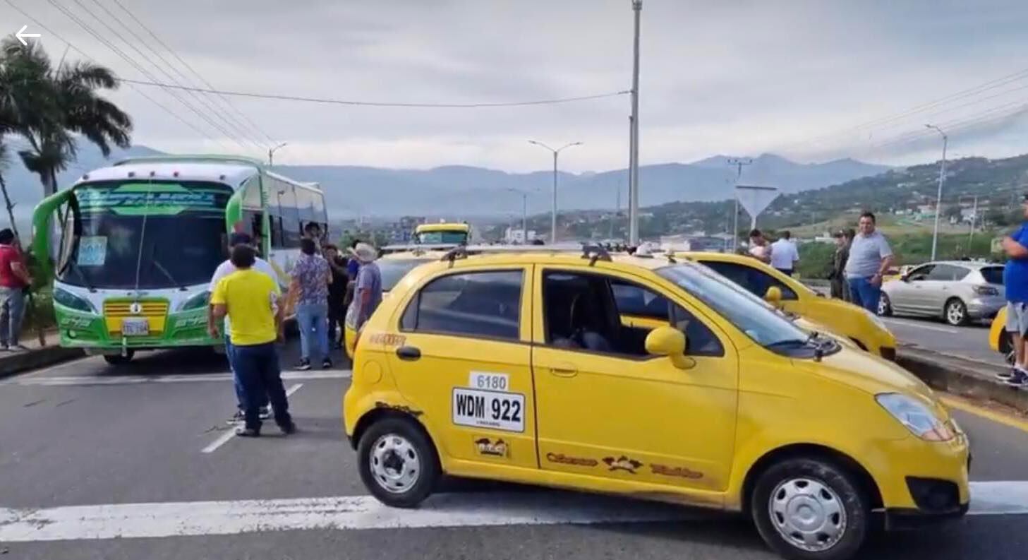 Bloqueos en la autopista internacional Simón Bolívar.