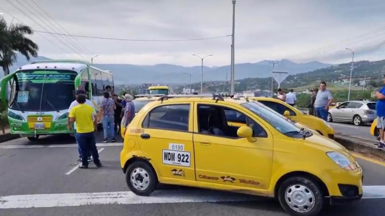 Bloqueos en la autopista internacional Simón Bolívar.