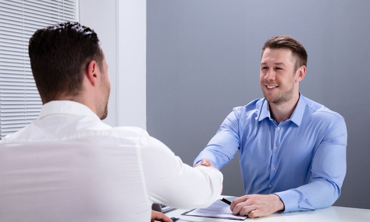 Hombres en entrevistas de trabajo.