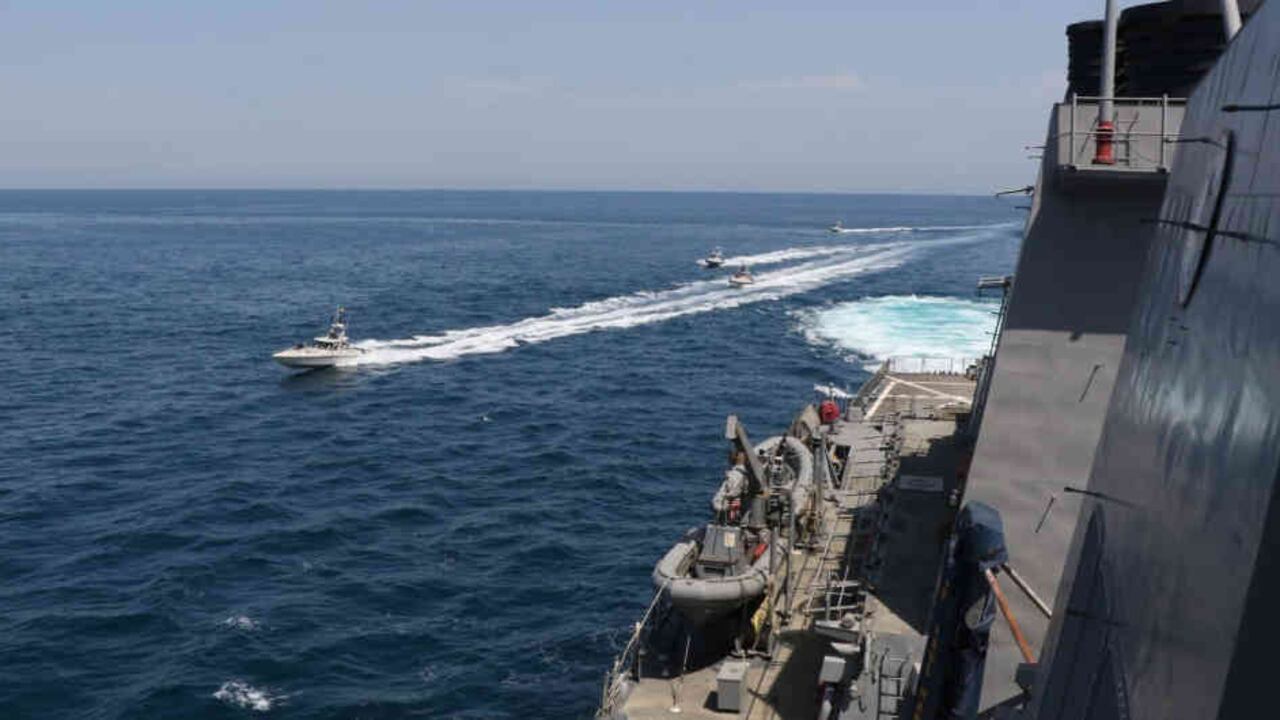 ignorando las advertencias" del navío. Las tensiones entre Estados Unidos e Irán han aumentado desde que Estados Unidos decidiera retirarse en mayo de 2018 y de forma unilateral del acuerdo nuclear internacional con Irán.