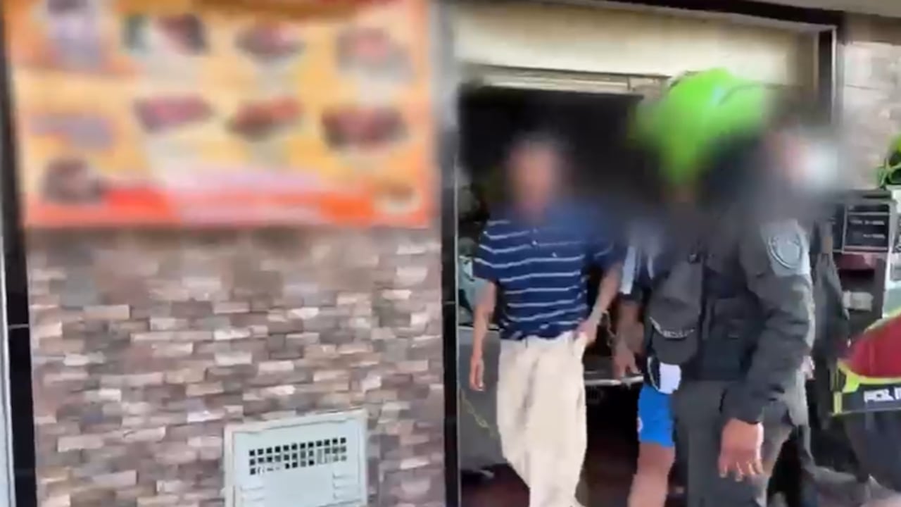 Momento en que capturan a las cuatro personas en la localidad de Suba.
