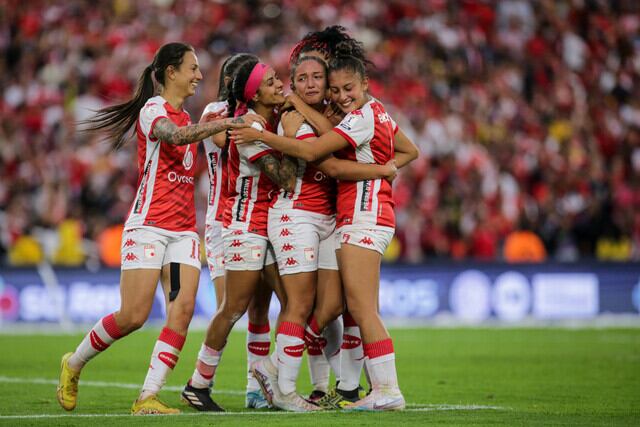 Liana Salazar y Daniela Garavito abrazando a Maria Camila Reyes