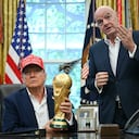 El presidente de Estados Unidos, Donald Trump, acompañado por el presidente de la FIFA, Gianni Infantino (derecha), sostiene el trofeo de la Copa del Mundo mientras hace un anuncio en la Oficina Oval.