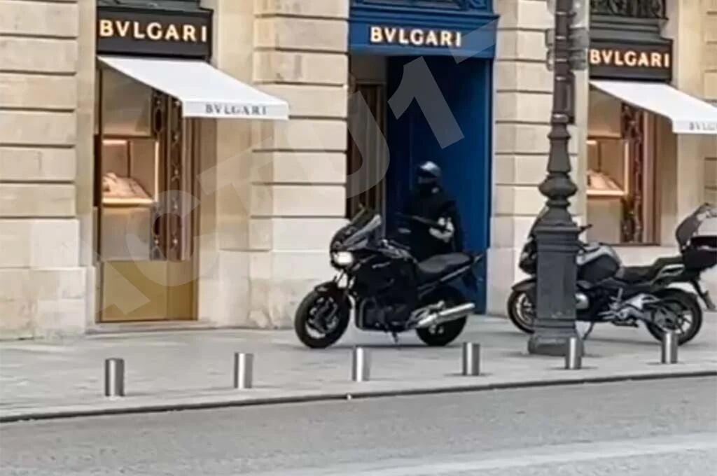 En videos publicados a través de redes sociales que, al parecer, corresponden al atraco, se ven las dos motocicletas negras estacionadas en la acera, frente a la joyería.