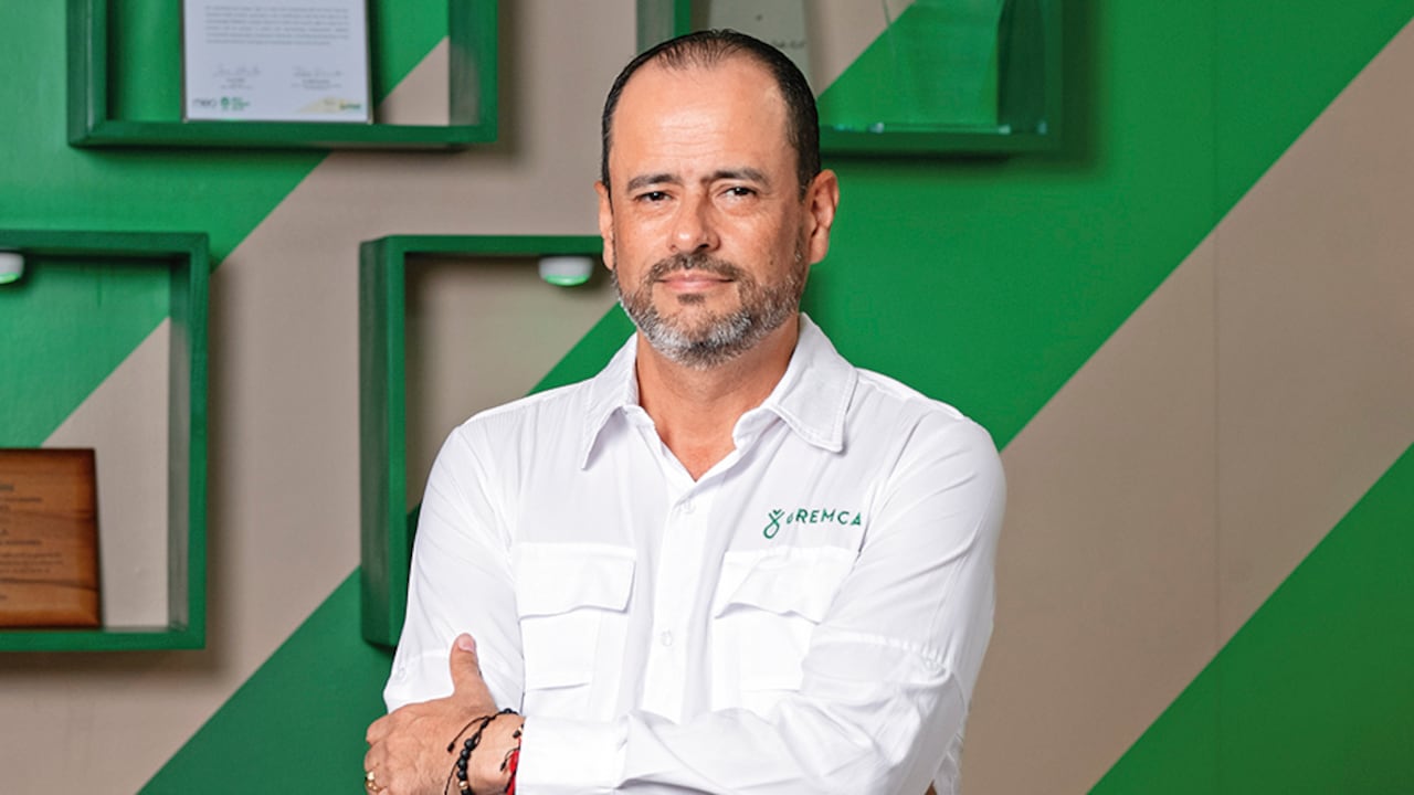 Óscar CifuentesGerente de Gremca Gremca autogenera toda la energía que requiere para su proceso productivo. Cuenta con una planta de biogás y con otra de energía solar.