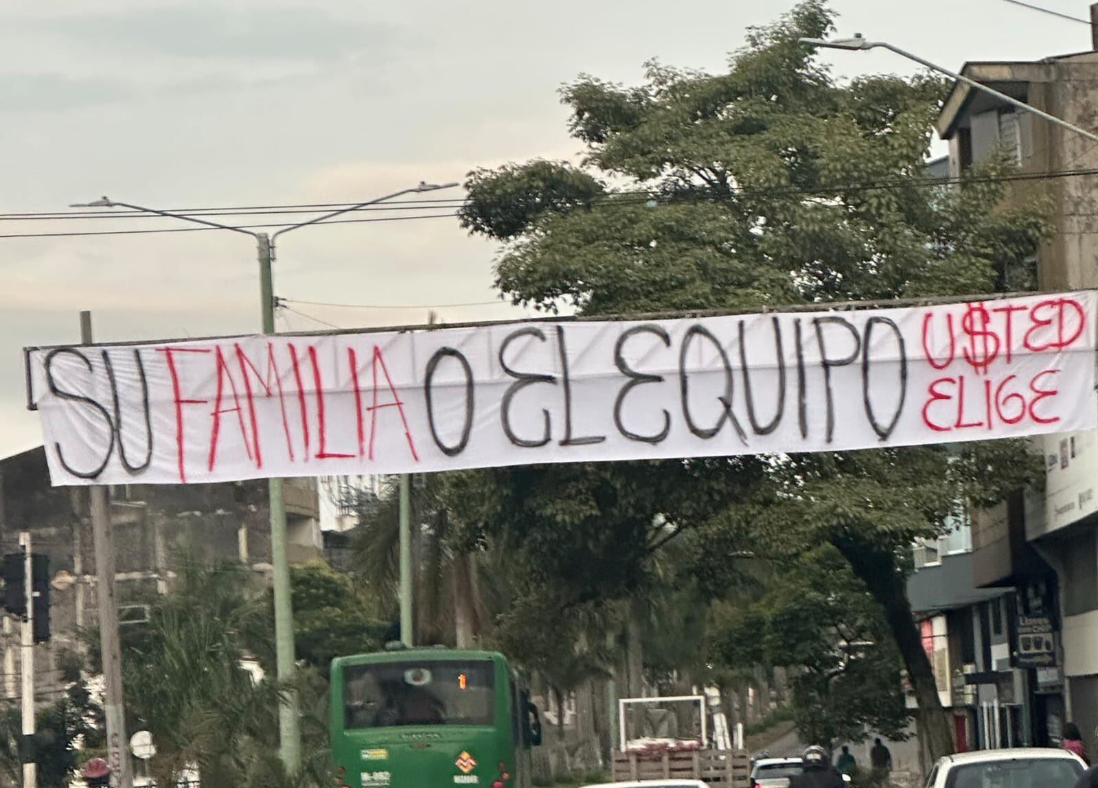 Este miércoles la capital de Risaralda amaneció con varios carteles en el que se amenaza al presidente del Deportivo Pereira.