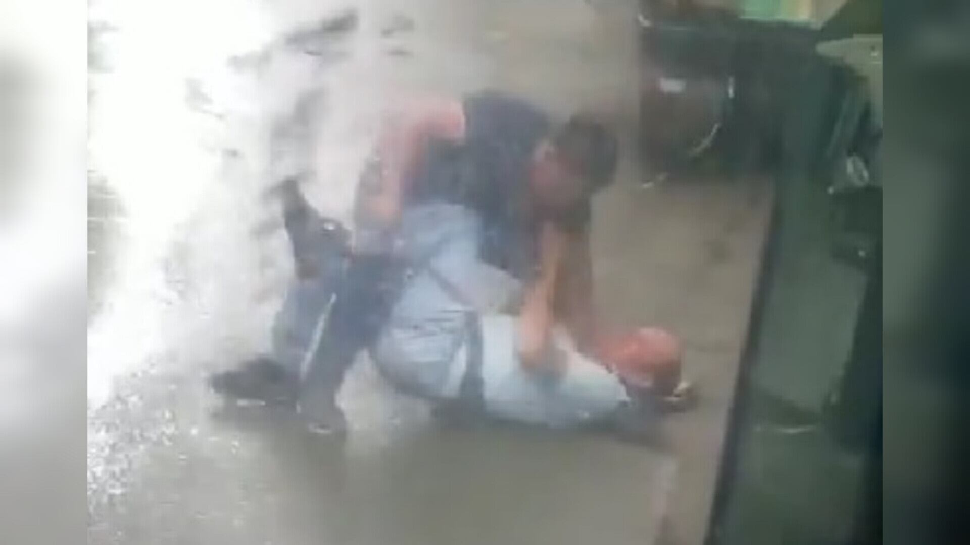 En medio de lo que sería un caso de intolerancia, se enfrentaron a puño limpio dos conductores en una vía pública de Cali.