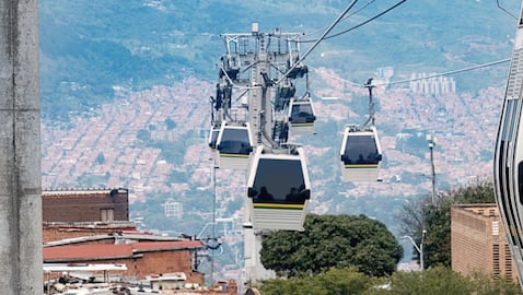El metrocable es otra de las atracciones turísticas de la ciudad de Medellín, sistema de transporte que favorece a los barrios más humildes de la capital antioqueña